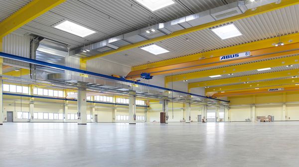 Helle Industriehalle mit Stahlkonstruktion, Kranbahnen und Dachoberlichtern