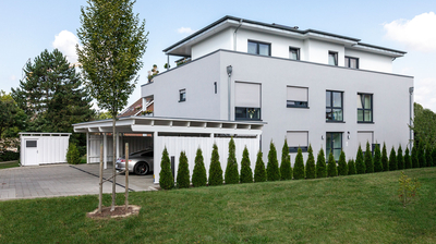 Modernes Mehrfamilienhaus mit Carport und Gartenbegrünung