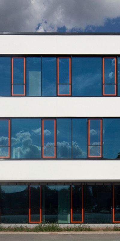 Verwaltungsgebäude Frontansicht bei sonnigem Wetter 